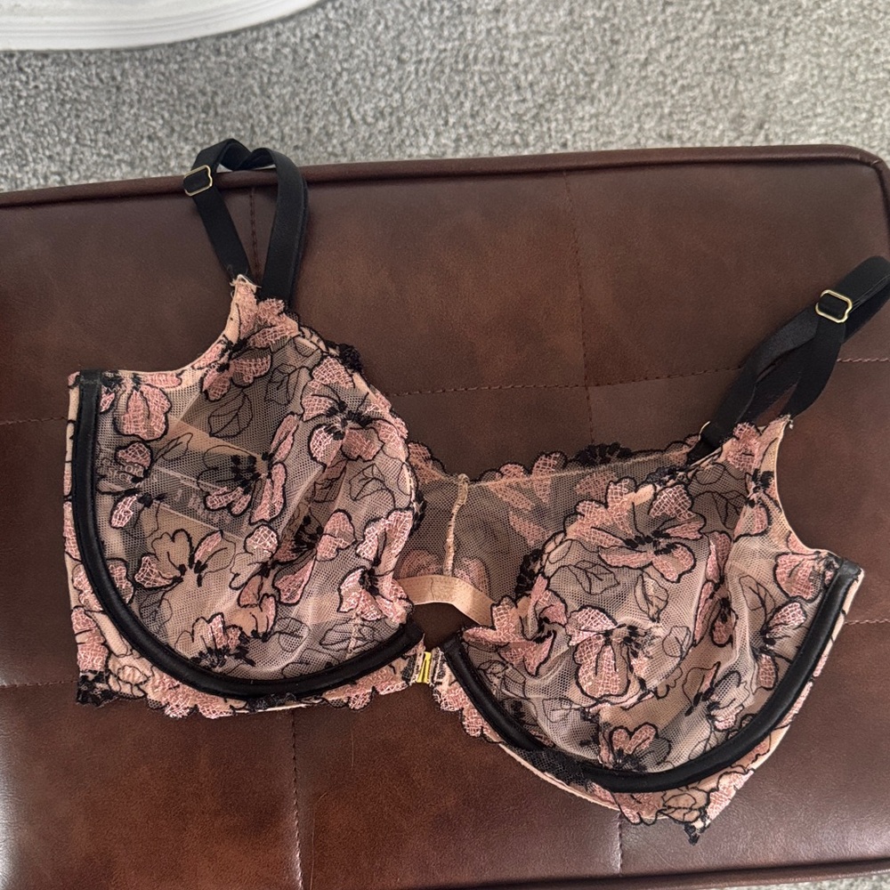Victoria’s Secret Floral Lace Underwire Bra - Pink and Black 32DDD